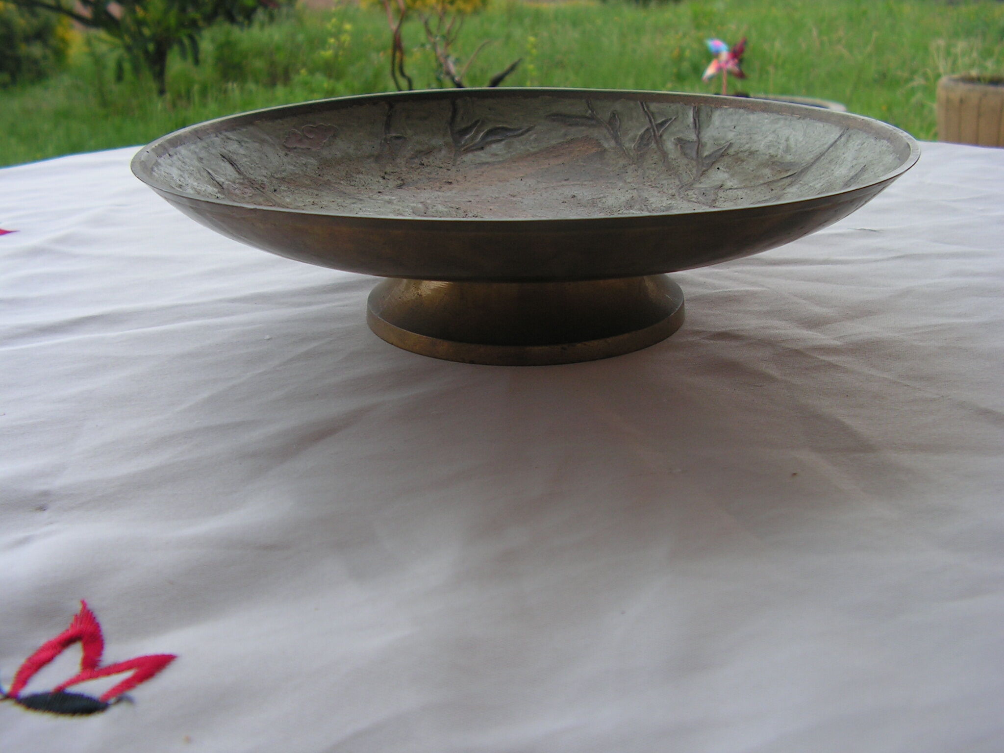 Coupe en laiton cloisonne à decor d'oiseaux grues