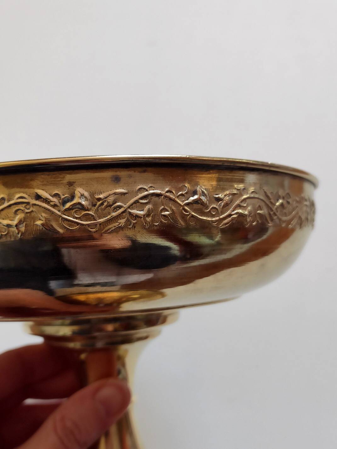 Coupe à pied laiton repoussé