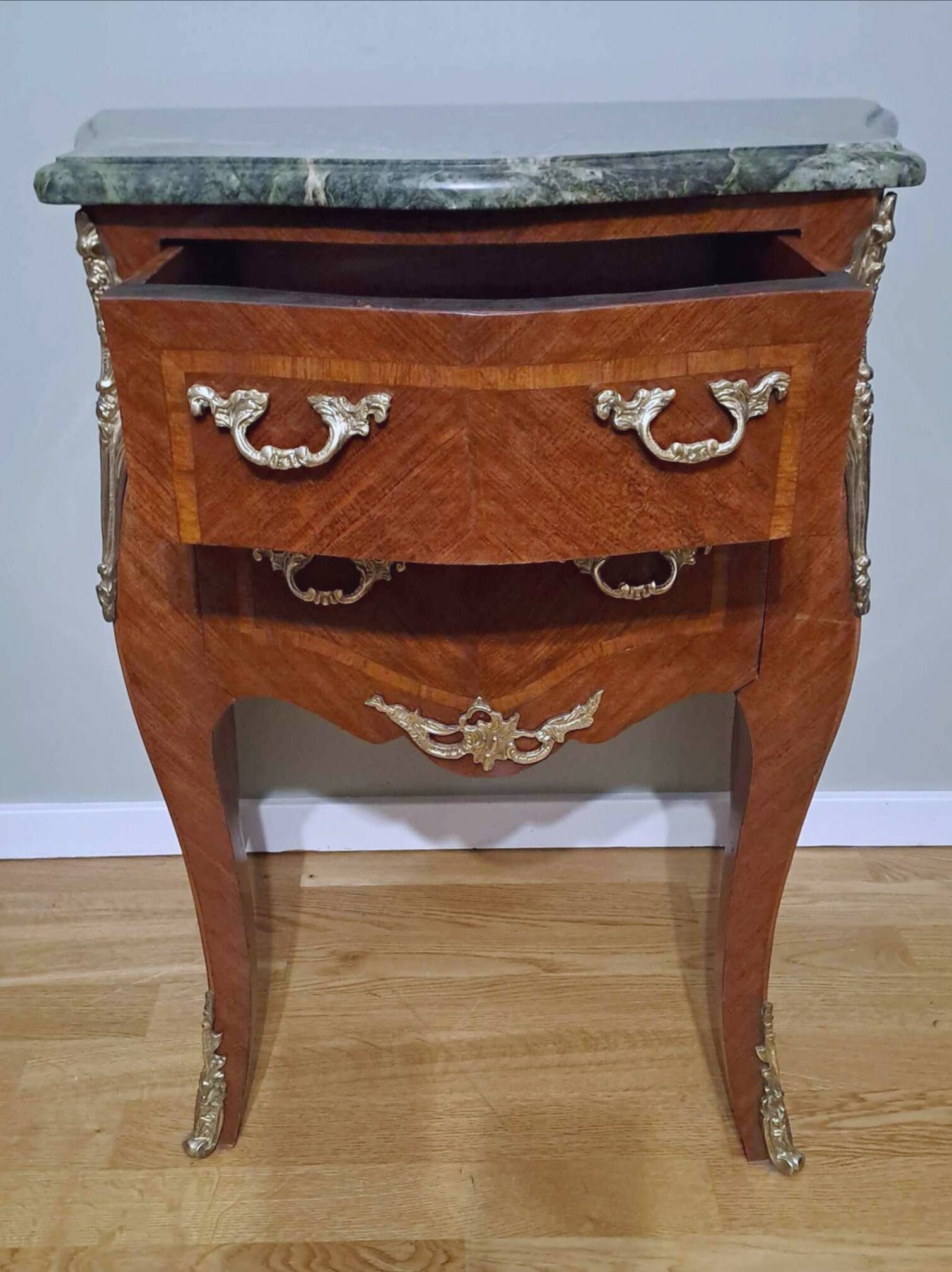 Marquetry chest of drawers