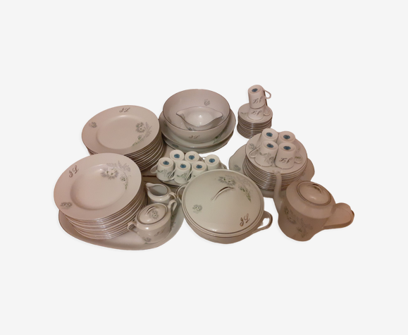 Service 72 pièces en porcelaine de Limoges monogrammé