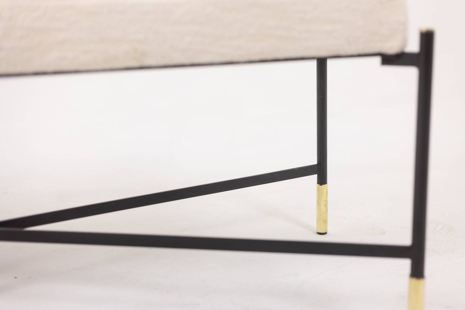 Pair of white benches, in lacquered and gilded metal. 2000s.