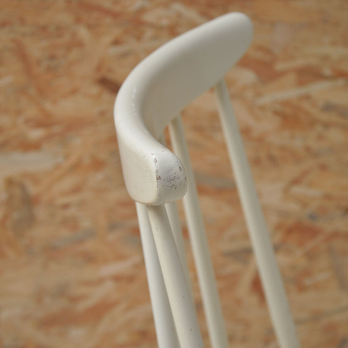 Série de 4 chaises blanches à barreaux 1960