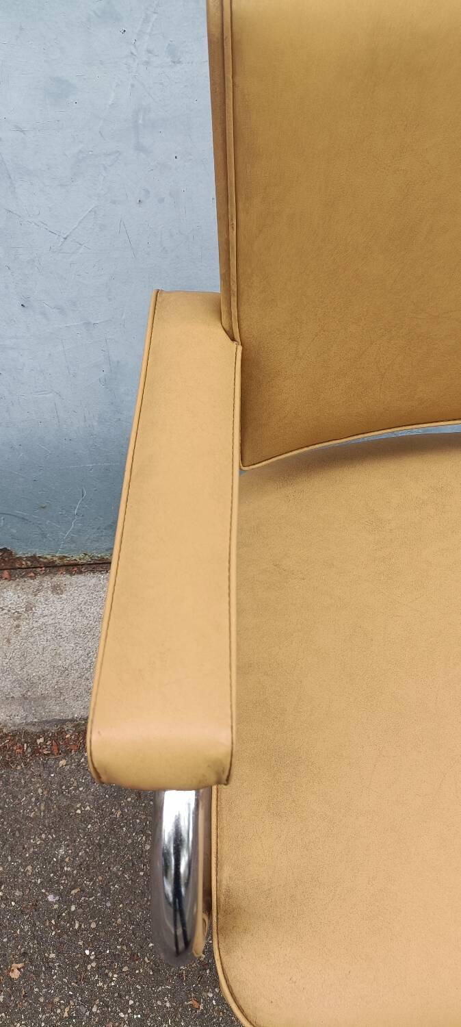 Tulip-shaped office chair