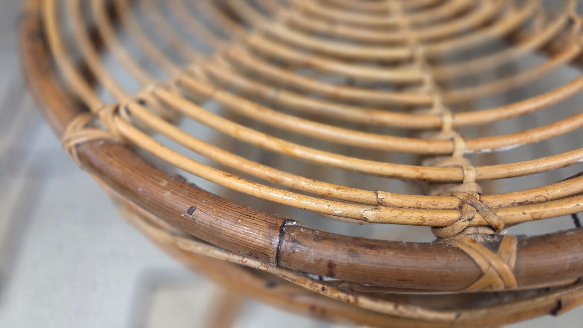 Vintage round side table in rattan – 1960s/70s