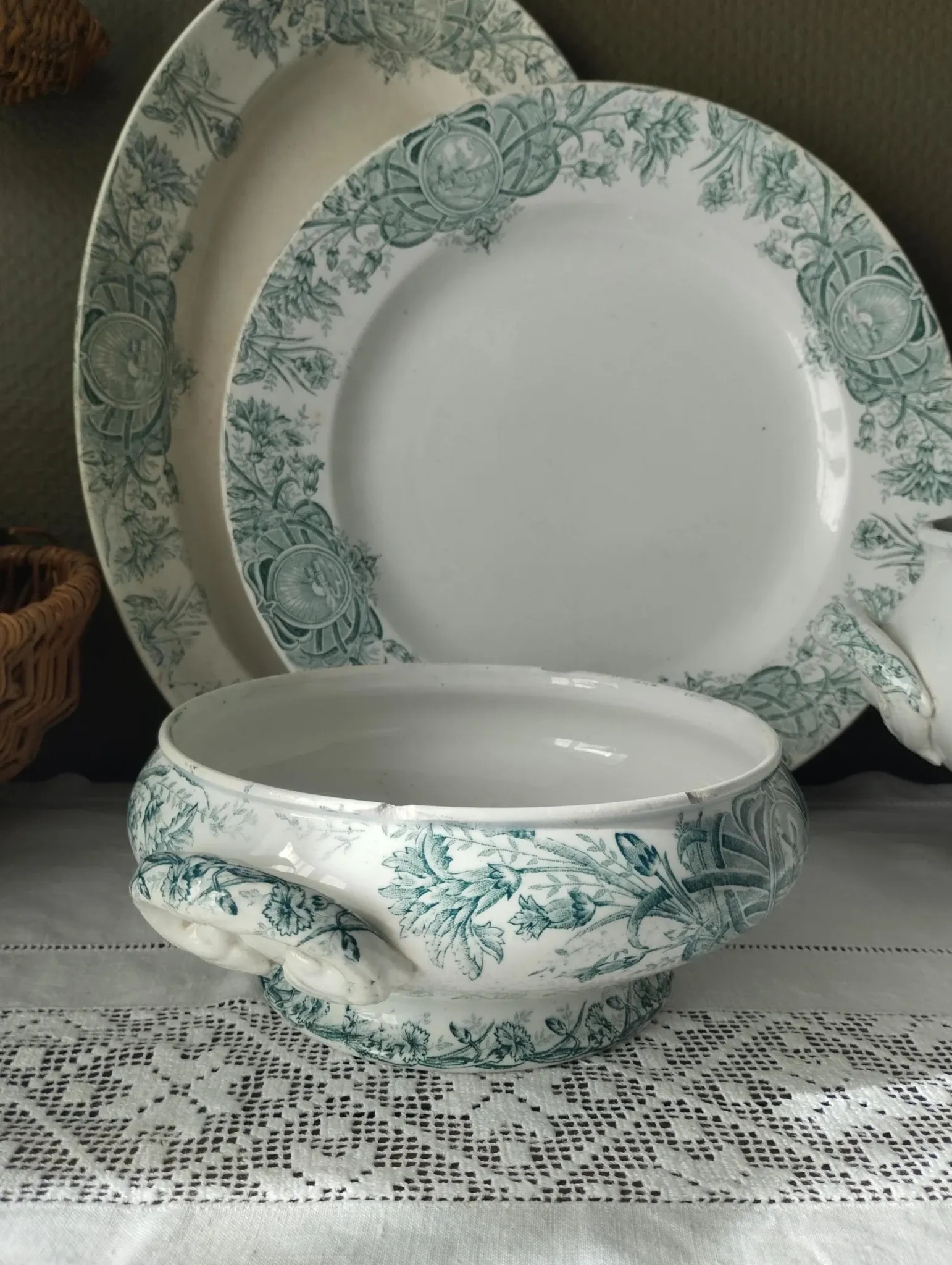 Small soup tureen base, ironstone, St-Amand, Lebacqz & Bouchart "Persian"