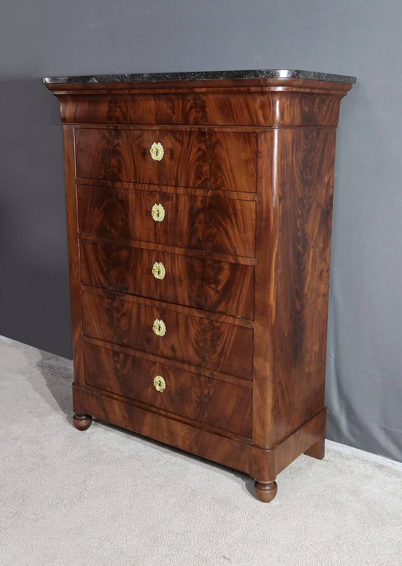 Mahogany burl chest of drawers, Restoration period – Early 19th century