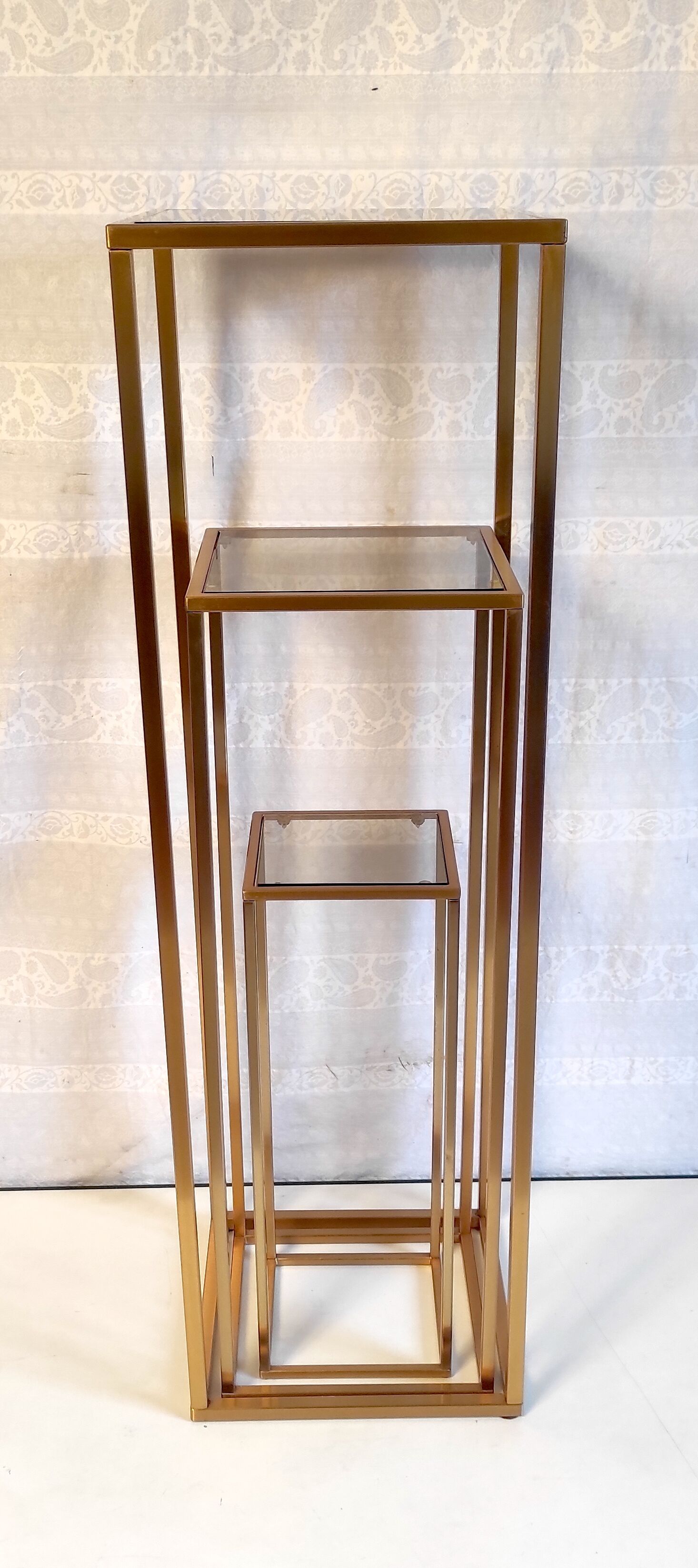 Pull-out harnesses in gilded brass and smoked glass.