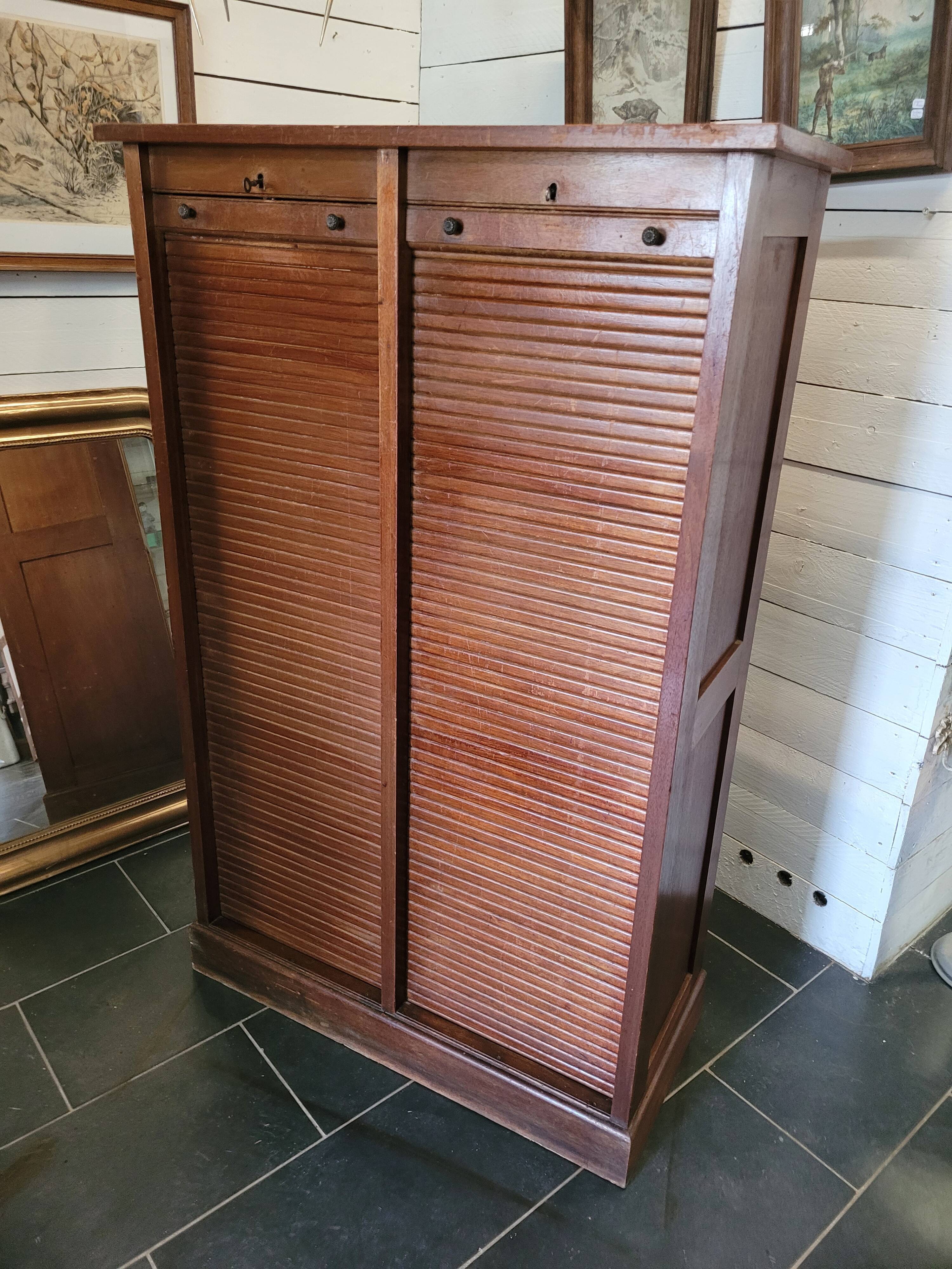 Double curtain binder in blond mahogany