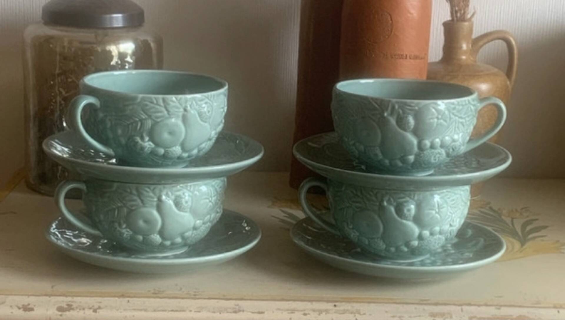 Set of 4 soup / consommé cups and saucers in ceramic.