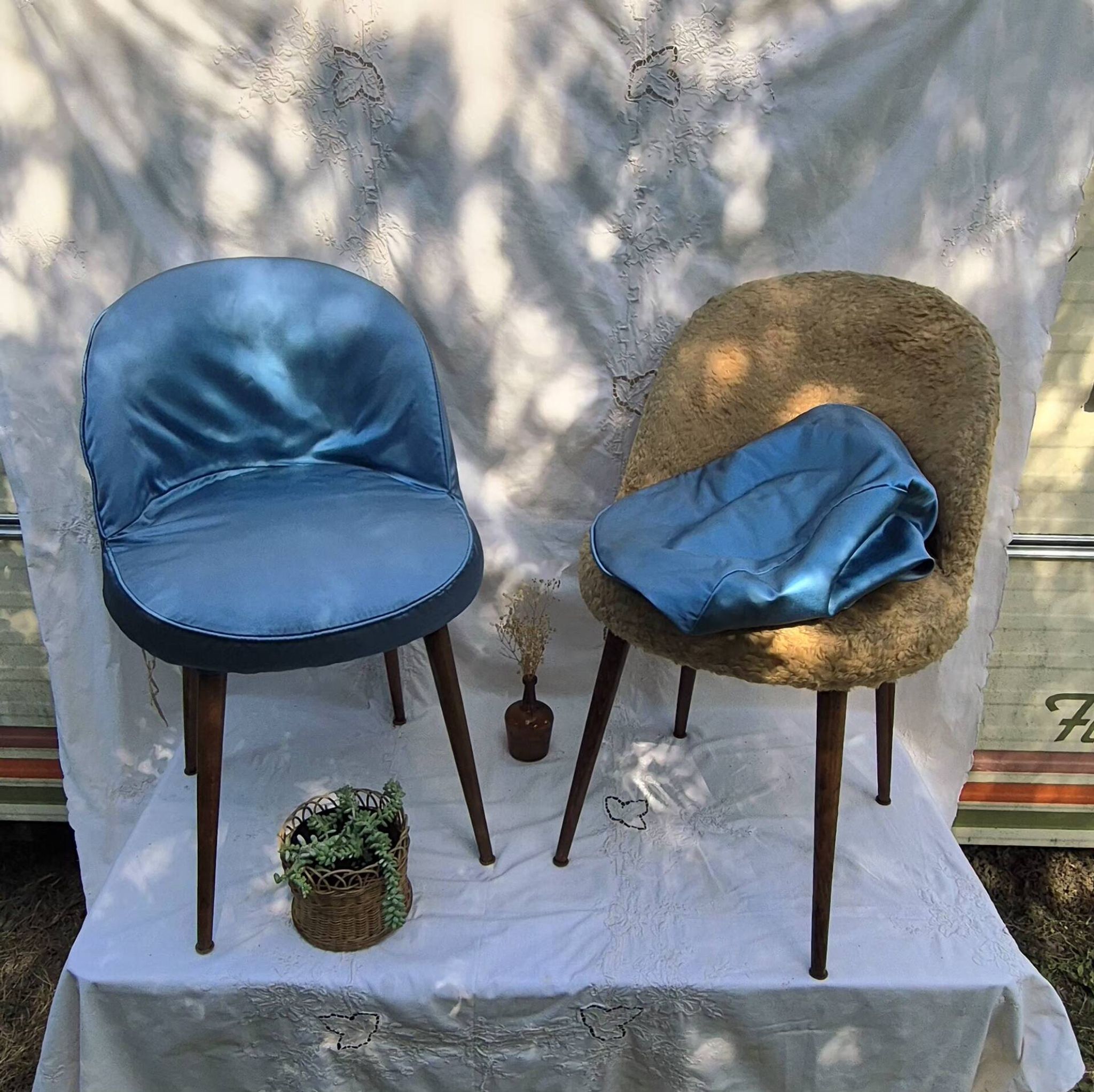 2 Scandinavian chairs with compass legs in faux fur and blue satin covers, 1970.