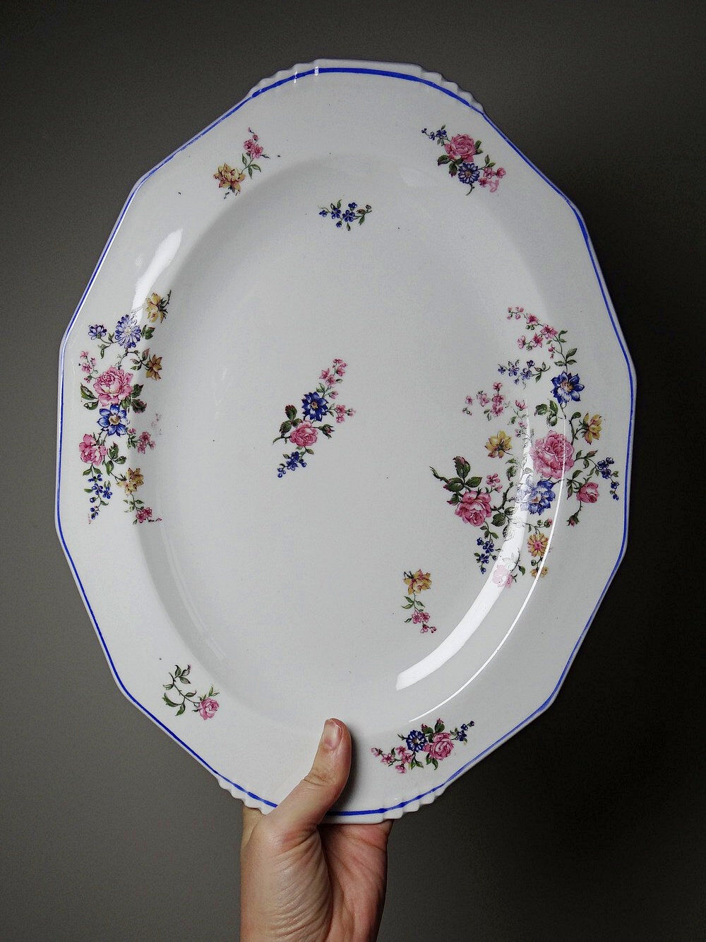 Service plate Bernardaud Limoges porcelain with floral decoration from the 1920s to 1950s.
