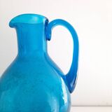 Pichet en verre soufflé bleu
