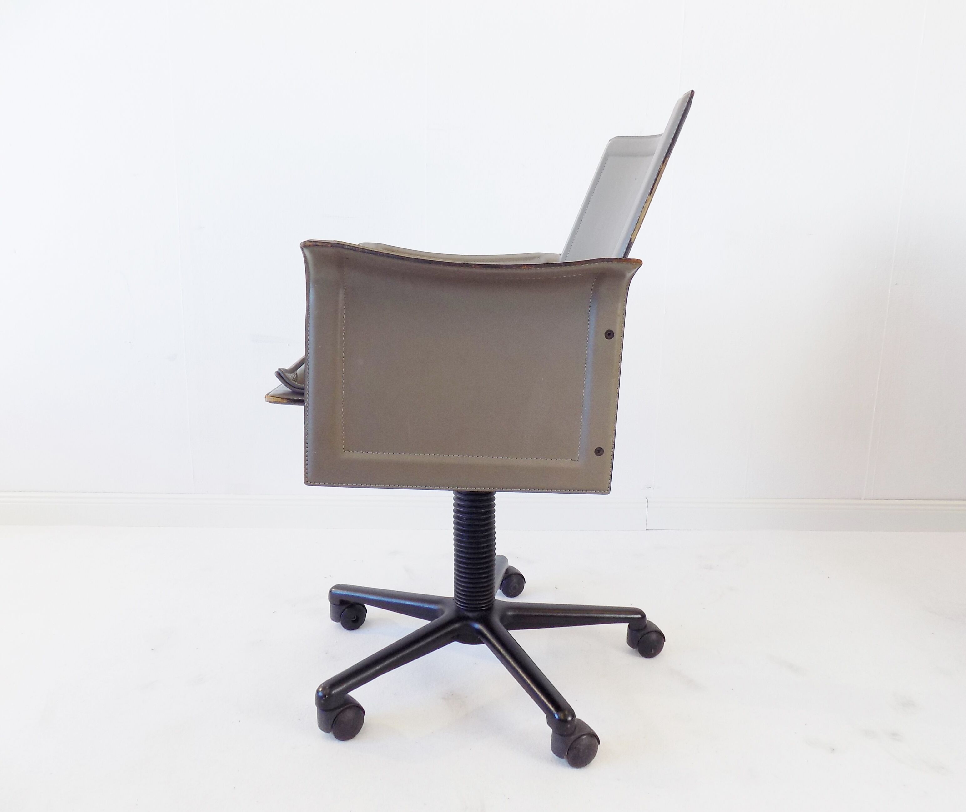Matteo Grassi Korium leather office chair by Tito Agnoli