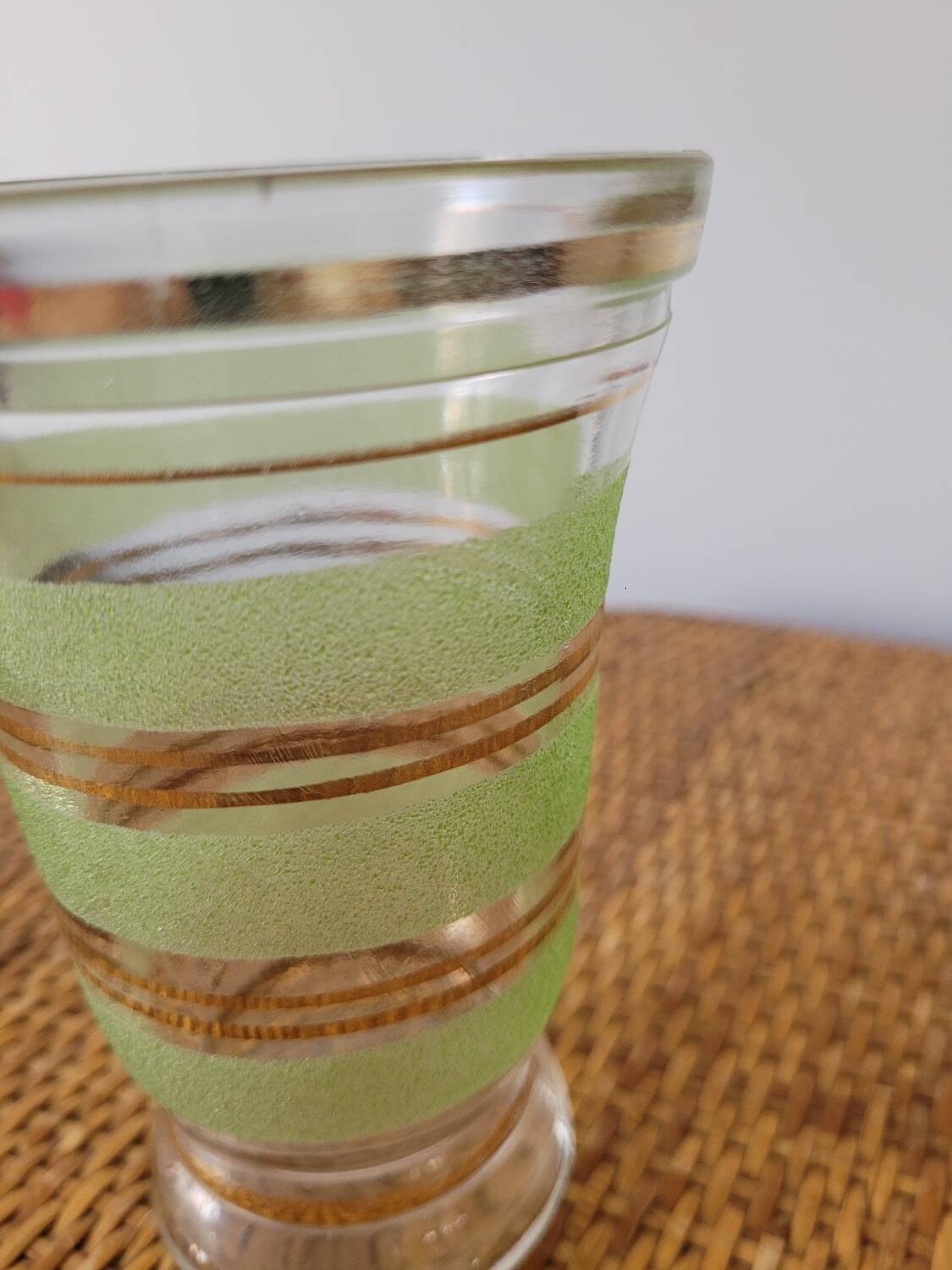 Small vase in granite glass with gold edging