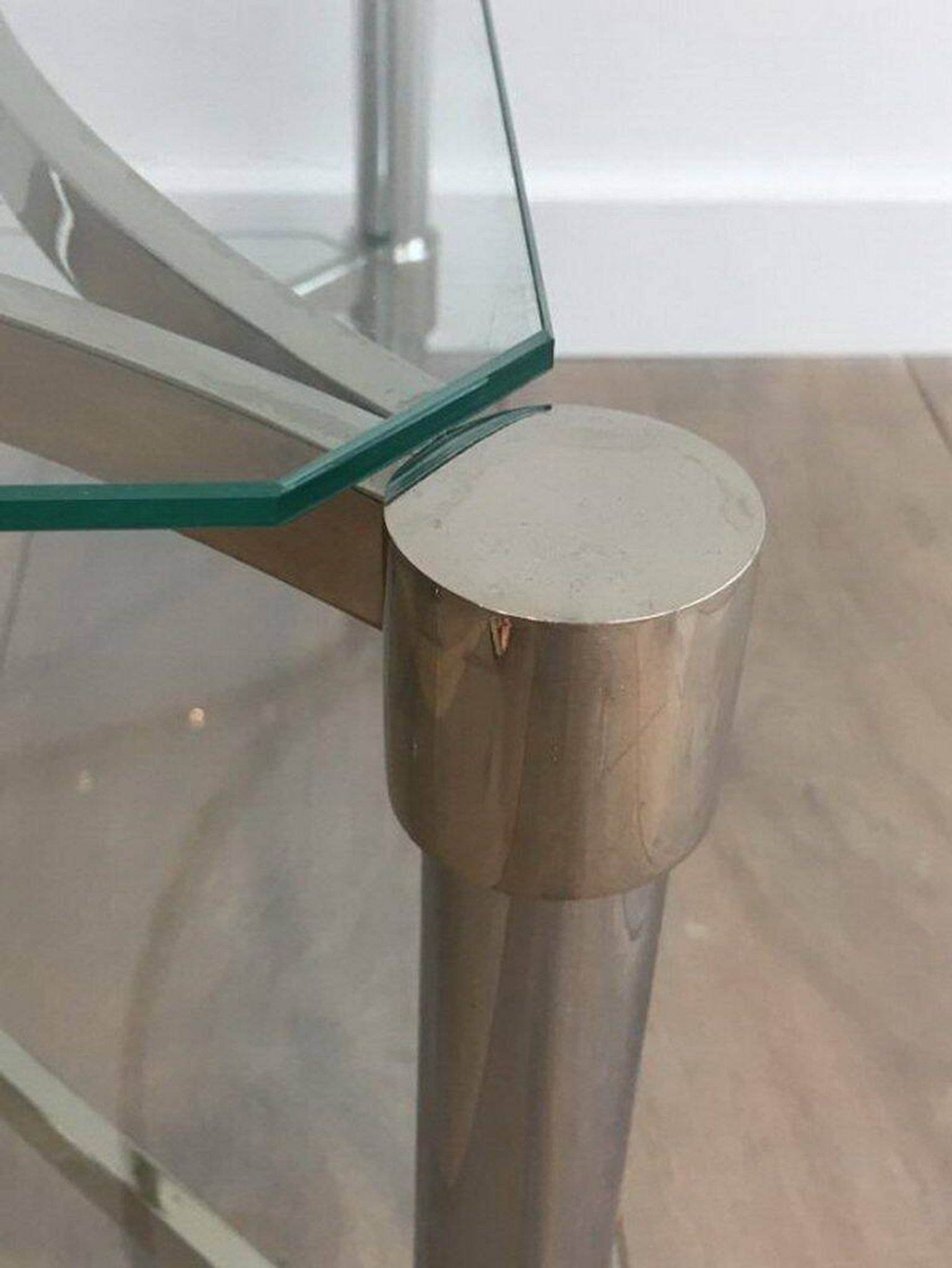 Paire de bouts de canapé en métal chromé et verre