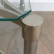 Paire de bouts de canapé en métal chromé et verre