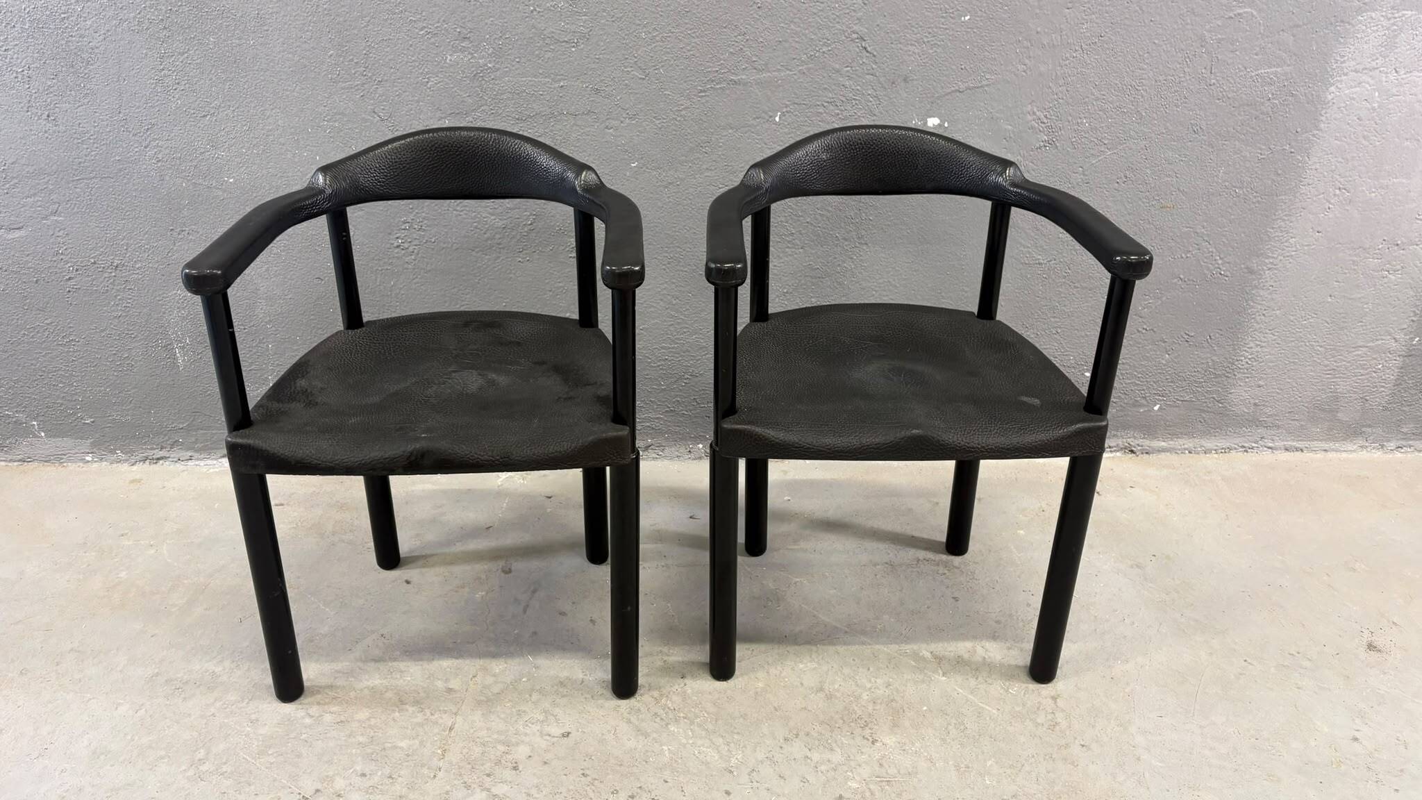 Paire de fauteuils postmodernes noirs, en plastique moulé, années 1980, Europe