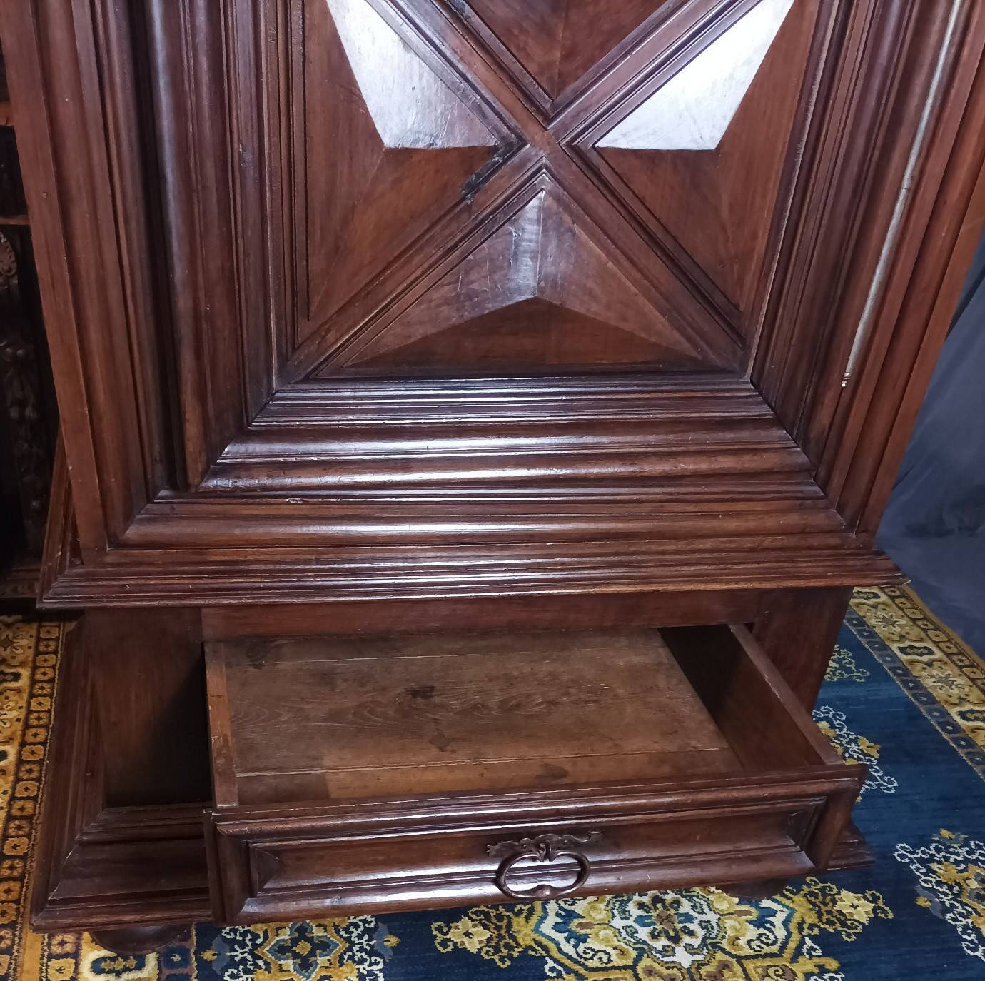 Standing man from the Louis XIII era in walnut with a diamond point.