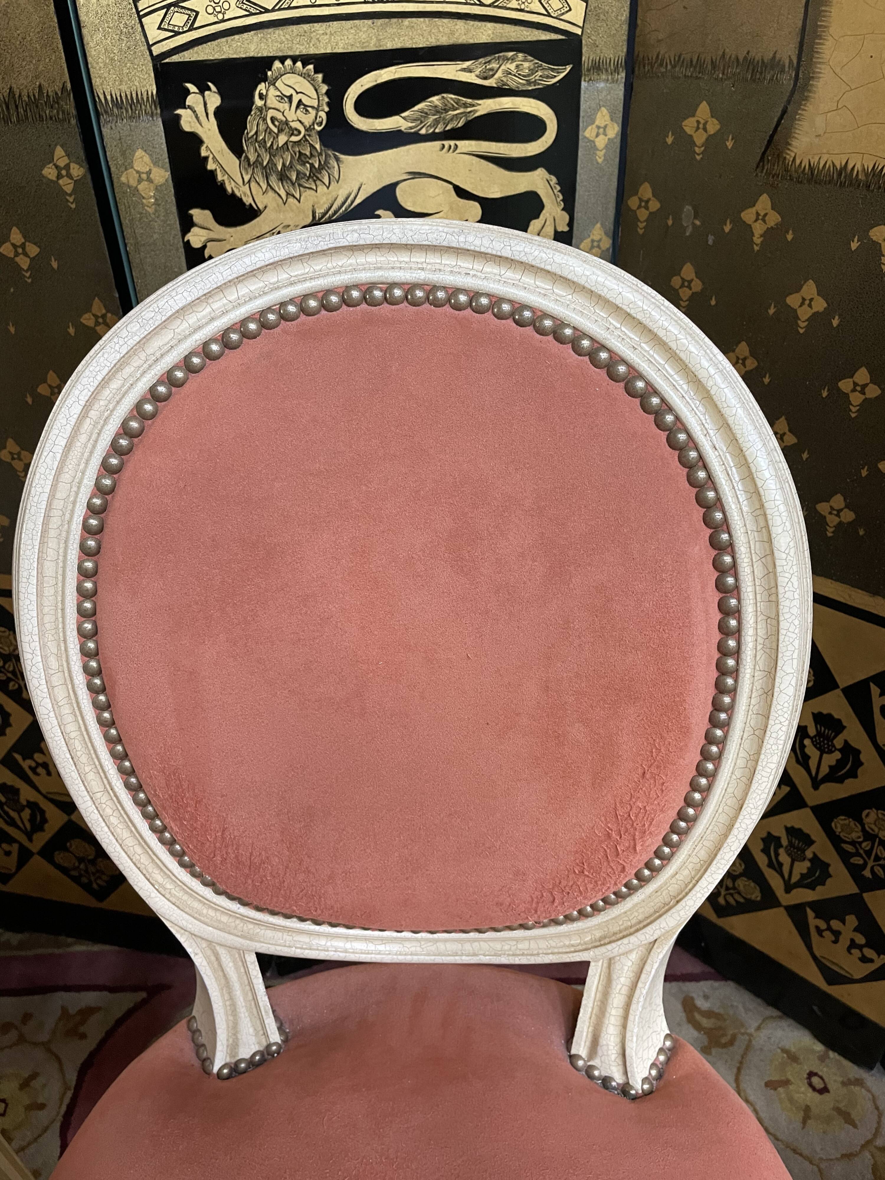 Suite de 4 chaises style Louis XVI médaillon