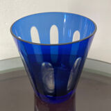 Verre ancien en cristal doublé bleu.