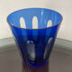 Verre ancien en cristal doublé bleu.