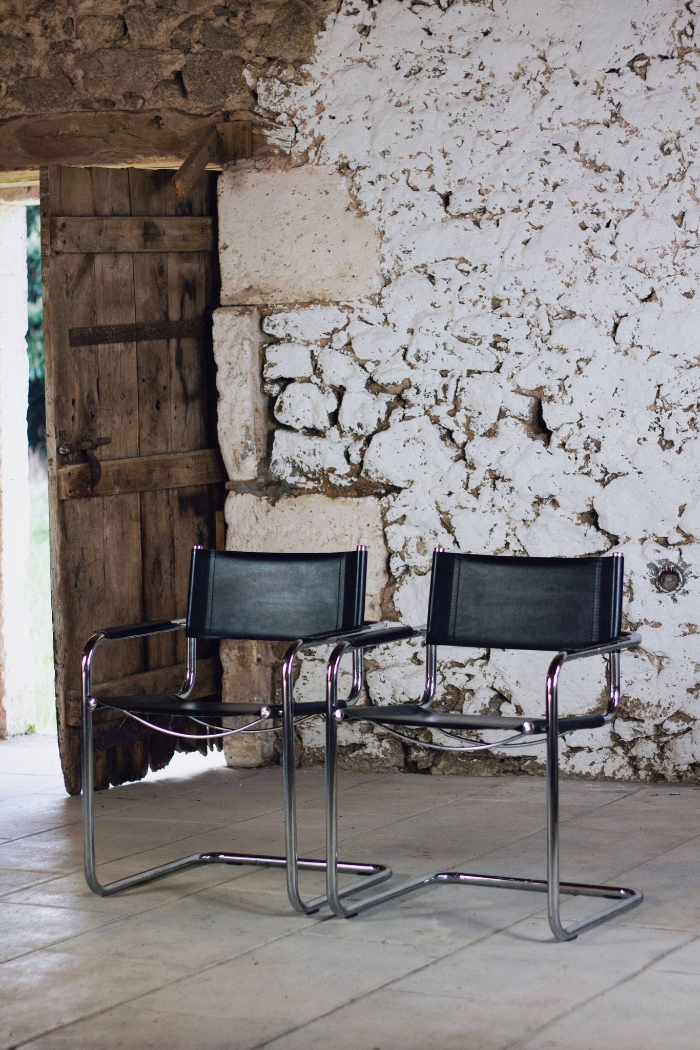 Pair of Bauhaus cantilever armchairs in chromed metal and leather, 1970