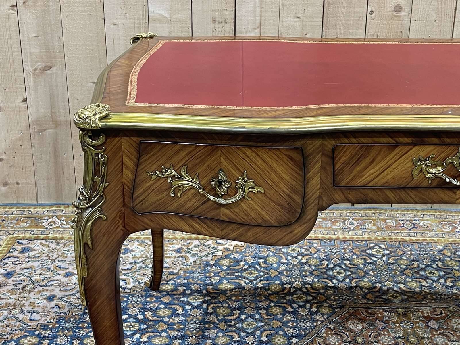 Bureau plat de style régence en placage de bois de rose, travail des années 1950