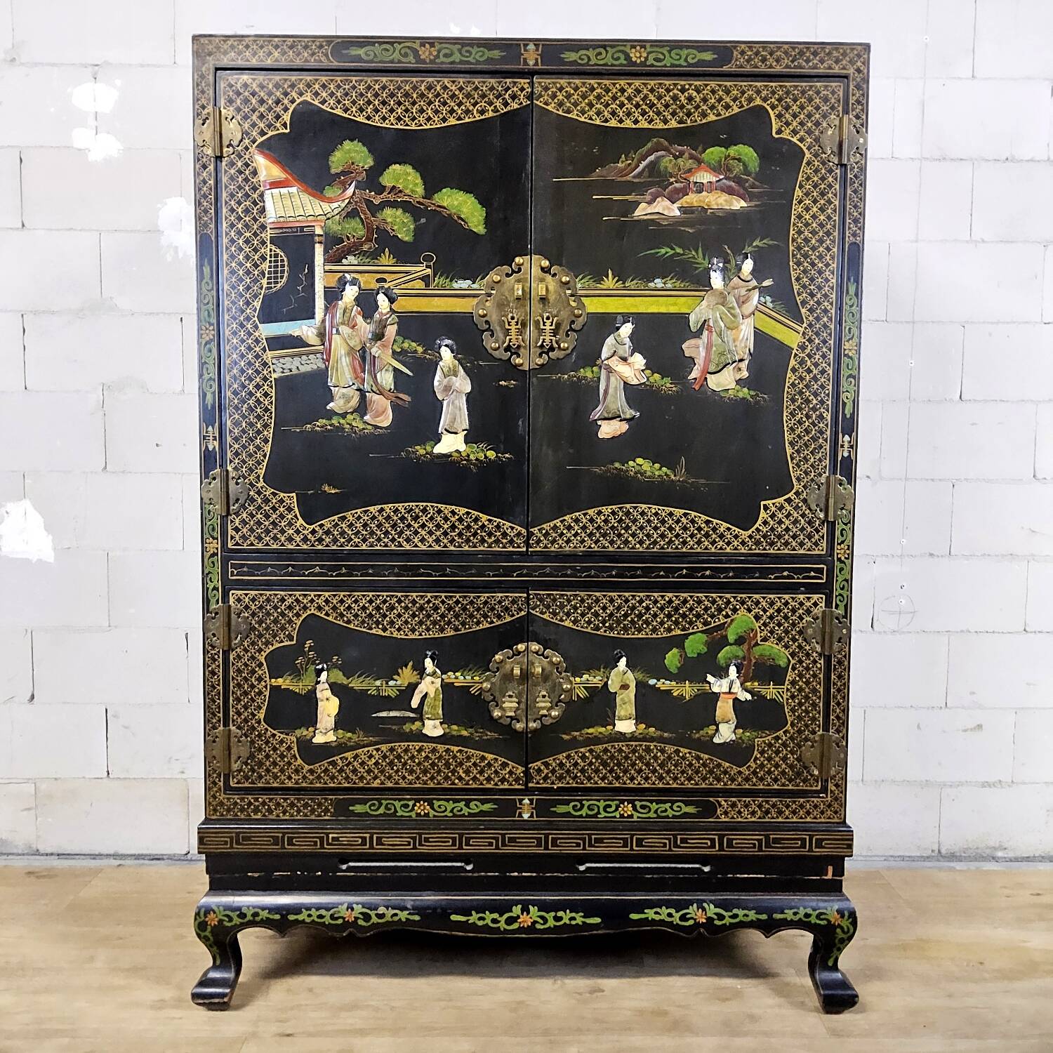 Cabinet chinois vintage noir avec des scènes peintes à la main.