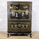 Cabinet chinois vintage noir avec des scènes peintes à la main.
