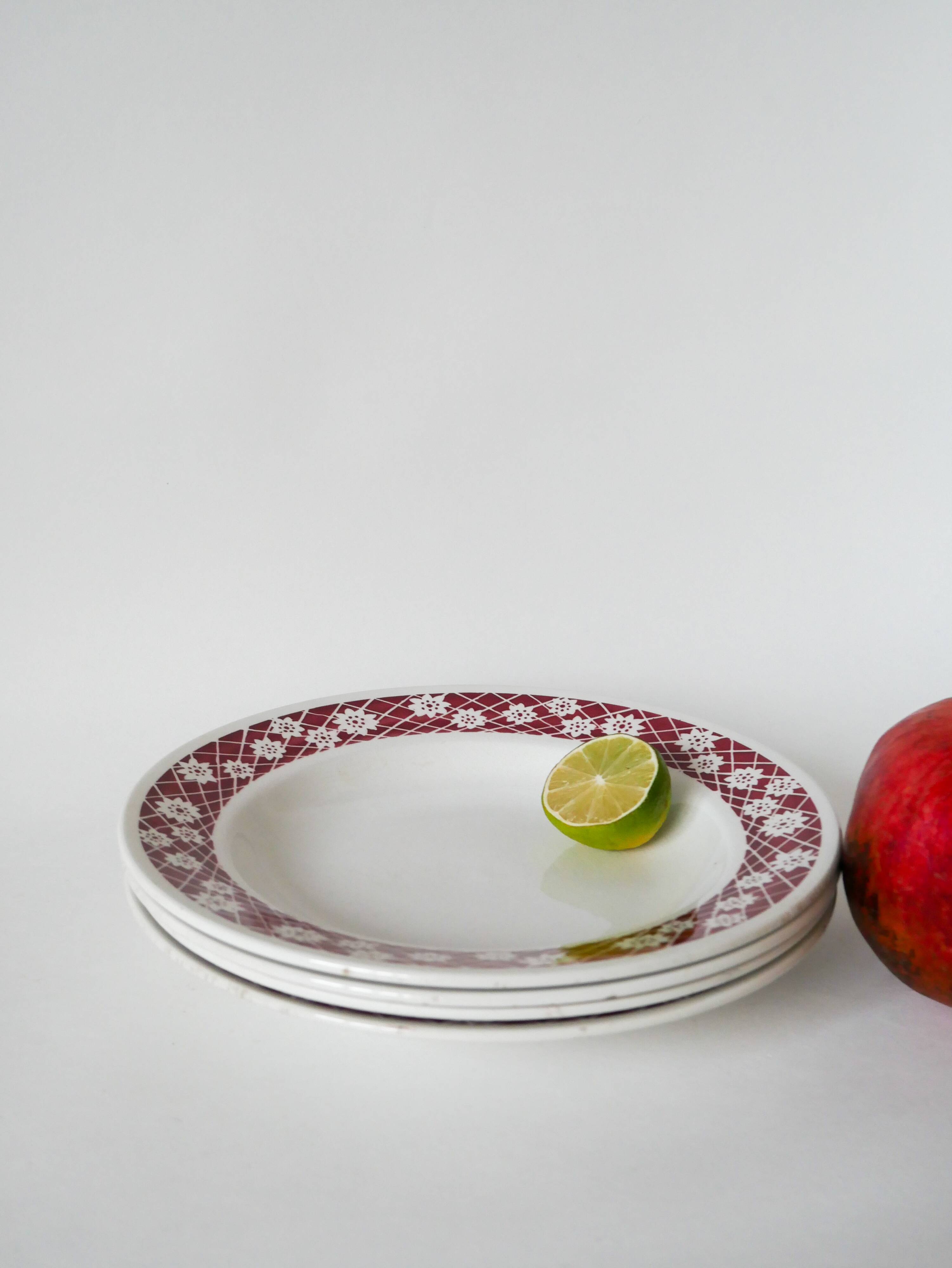 Set of 4 Saint Amand soup plates with burgundy flower outlines 1950