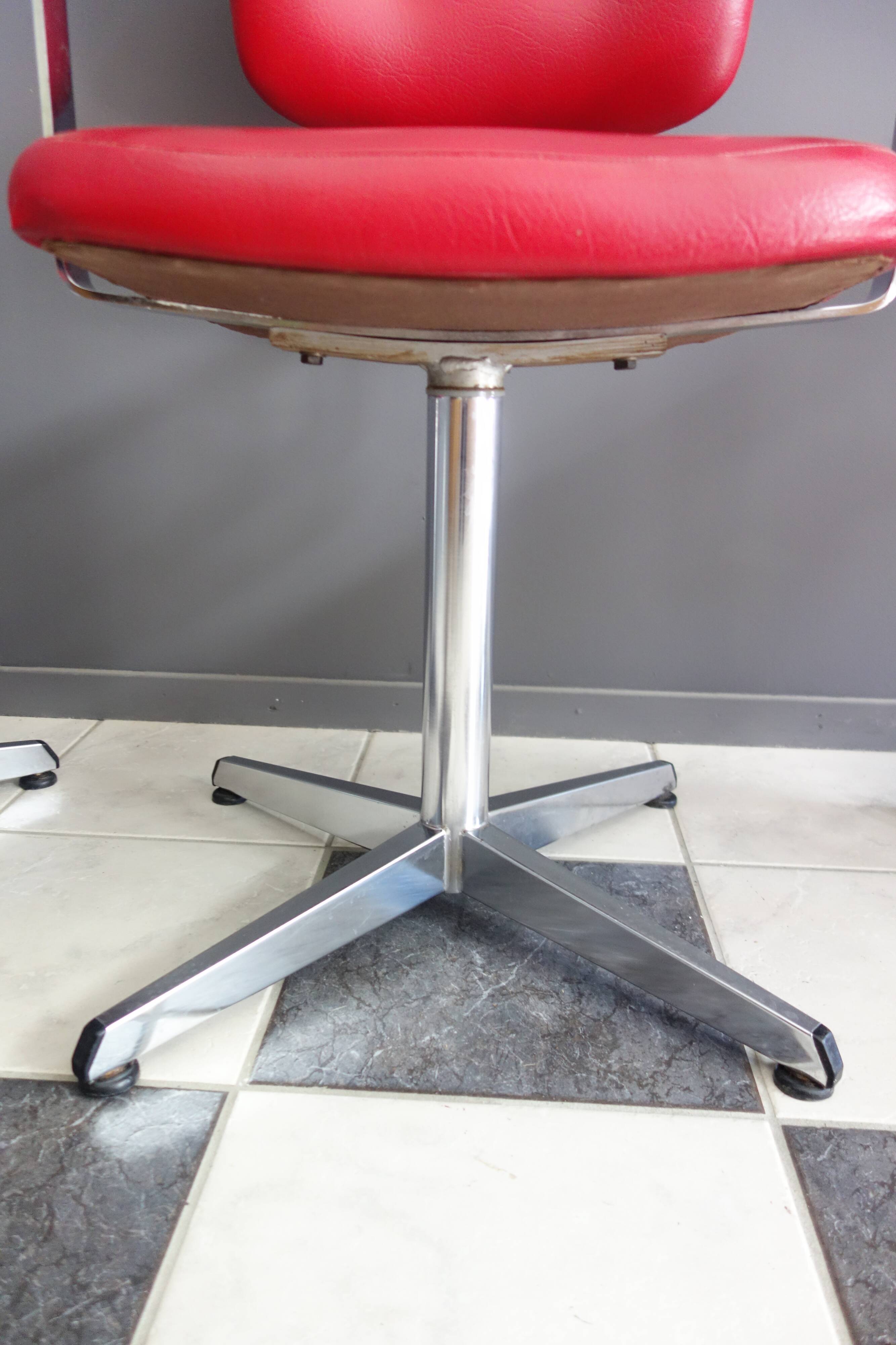 Quatre chaises de barbier en cuir rouge des années 1960 avec accoudoirs bakelite