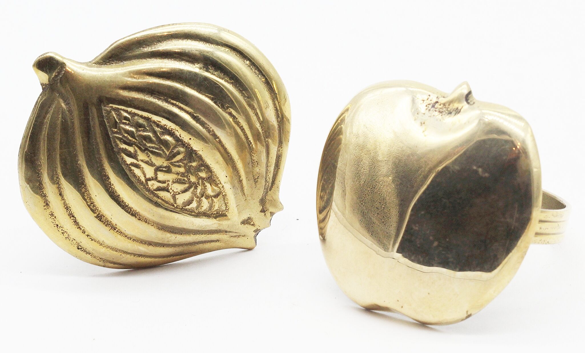 Lot of 2 rounds of brass towel pomegranate and apple