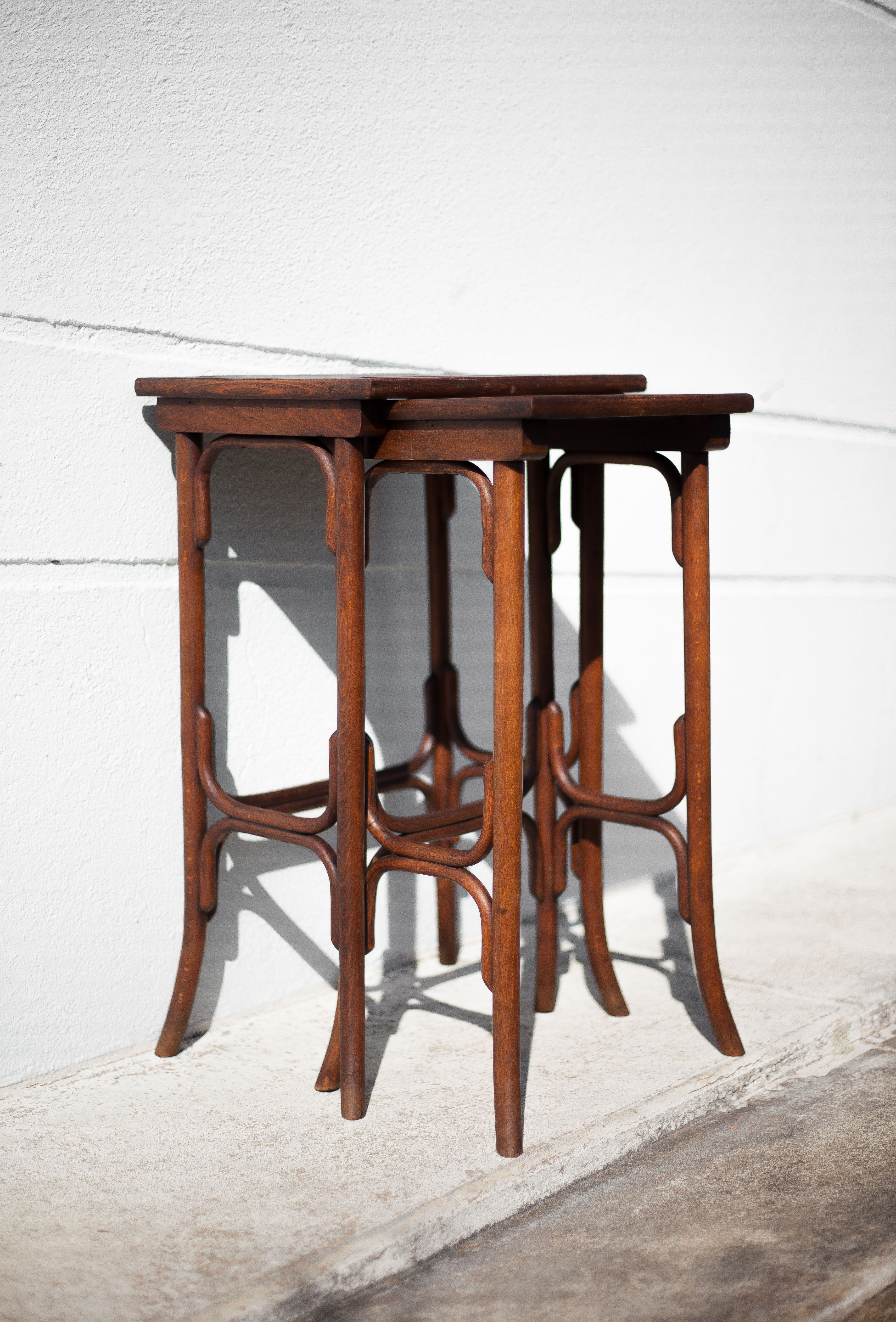 Curved wood trundle table