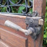 Porte d’entrée vitrée en chêne et grilles en fer, XIXème s.
