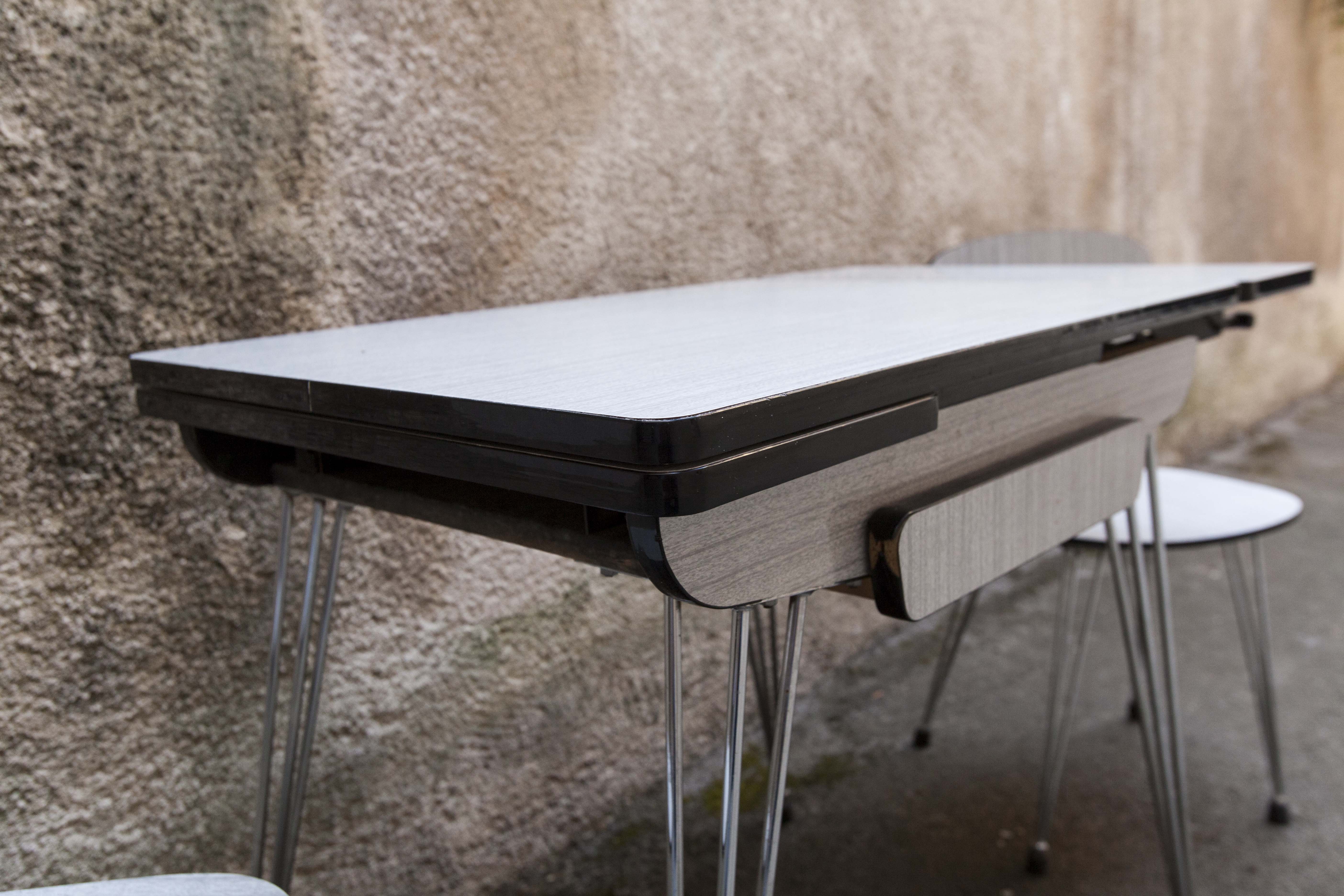 Set table formica and 2 chairs
