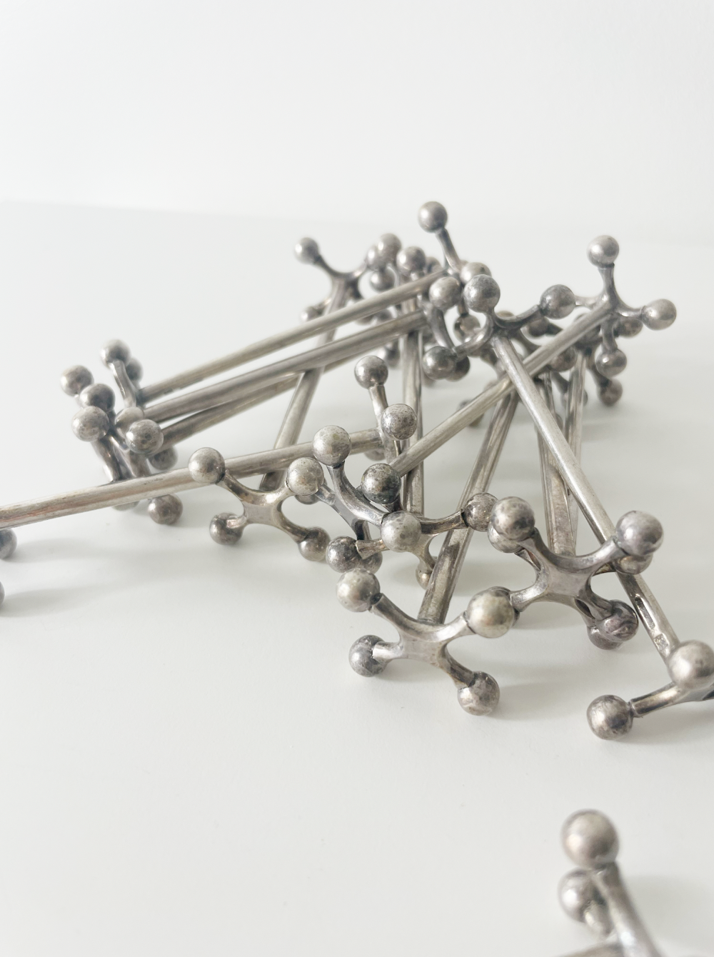 Art deco knife holder in silver metal