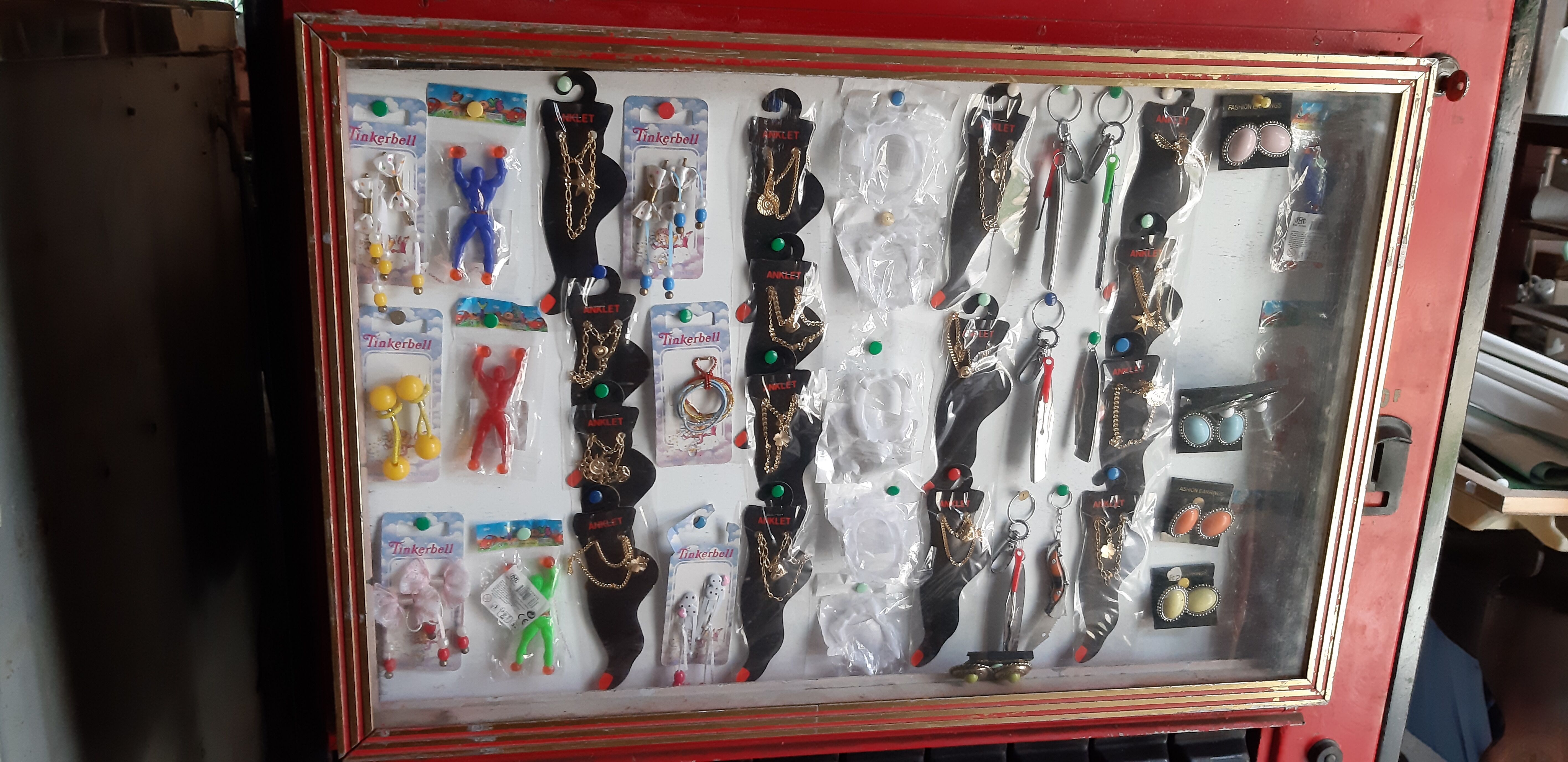 Distributor with tirettes de forain