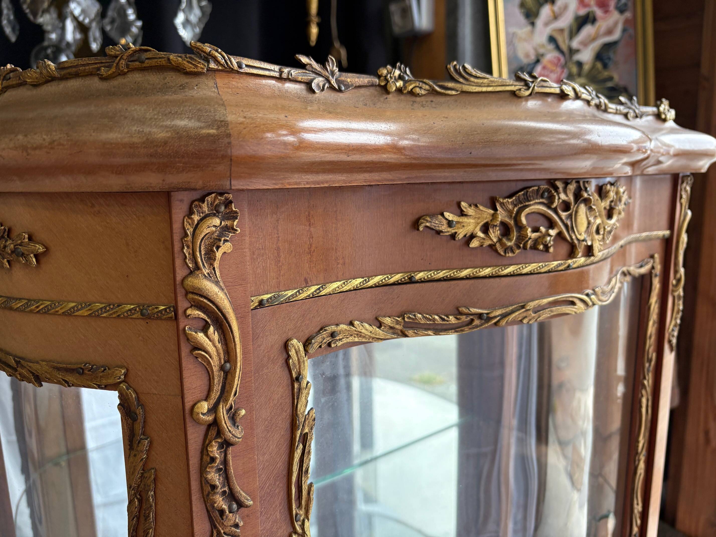 Louis XV/Transition style display cabinet in wood and gilt bronze