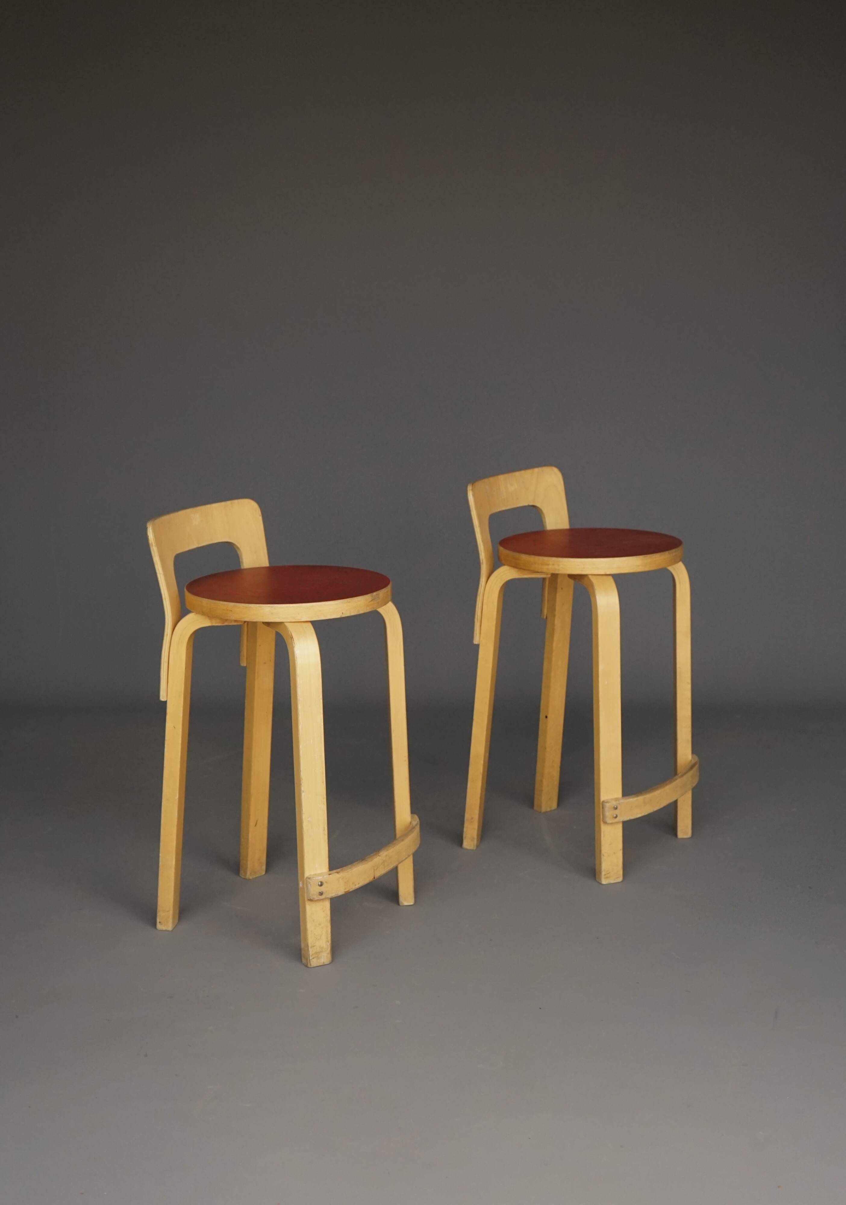 Tabourets de bar Alvar Aalto modèle K65 pour Artek, années 1950. Lot de 2.