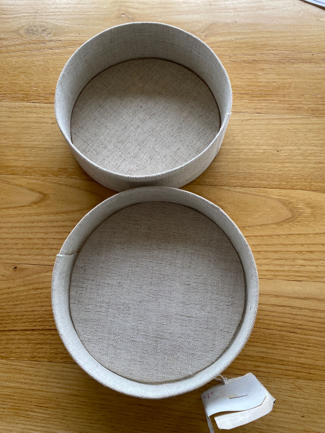 Mi-linen box and hand-embroidered flowers