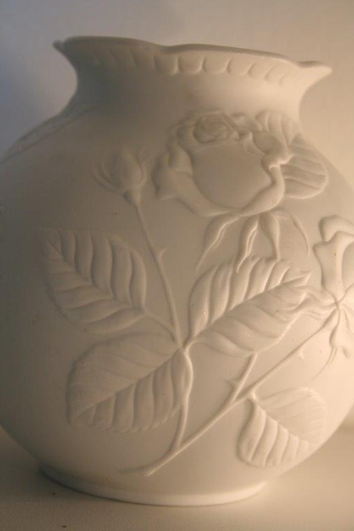 Vase kaiser M.Frey porcelain biscuit pattern pink pattern