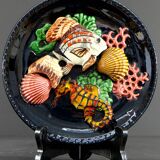 Vallauris, Années 1950, Assiette En Faïence à Décor D’un Poisson, D’un Hippocampe Et De Coraux.