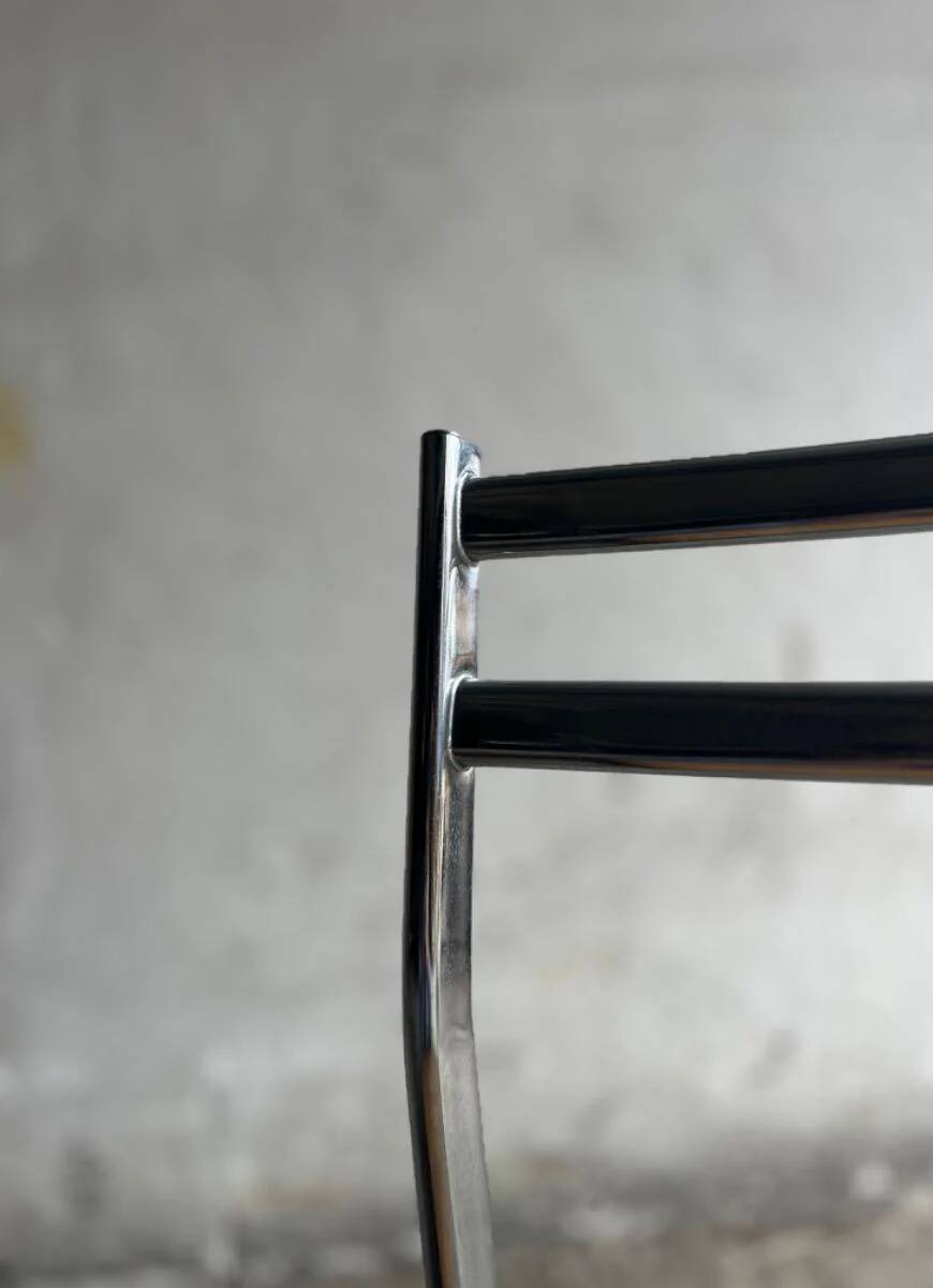 Chaise italienne chromée style Mid-Century avec assise en sangles naturelles — Structure chromée argentée