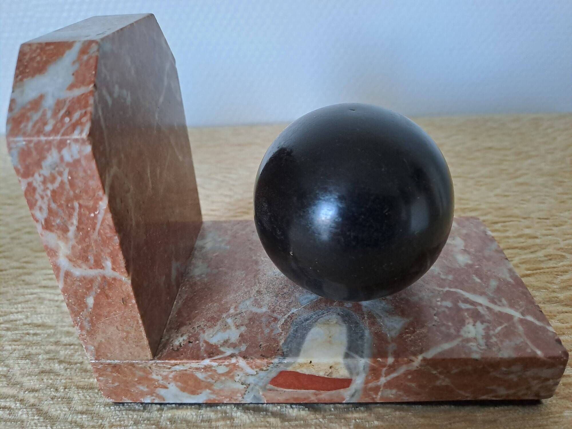 Pair of red marble bookends with black stone spheres – Art Style