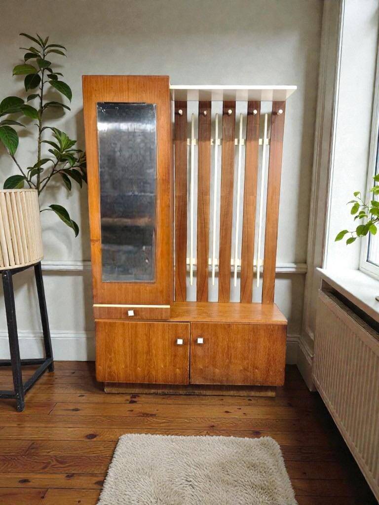 Porte-manteau vintage sur pied avec miroir et armoire