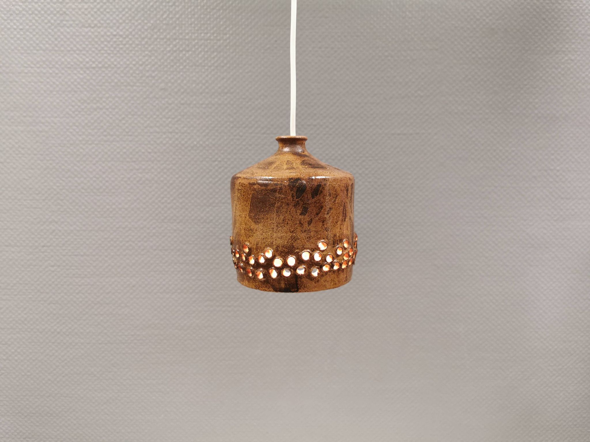 Petite lampe pendante en céramique, danoise, des années 1970-80, dans des tons terre.