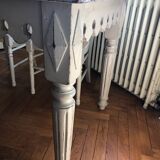 Table with solid wooden scallops and 4 chairs