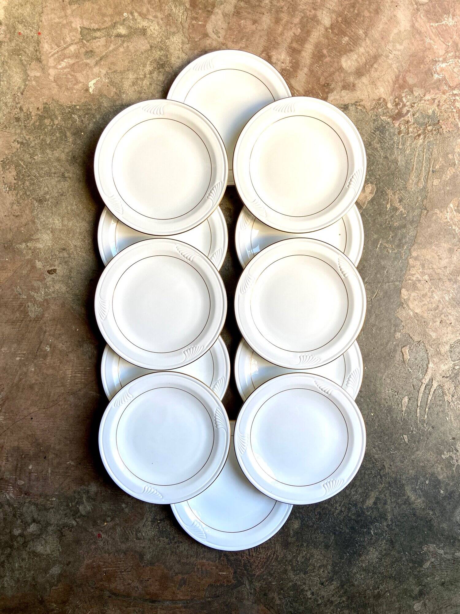 12 Corning dinner plates in white and gold porcelain