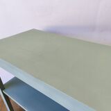 Table basse en pistache des années 60.