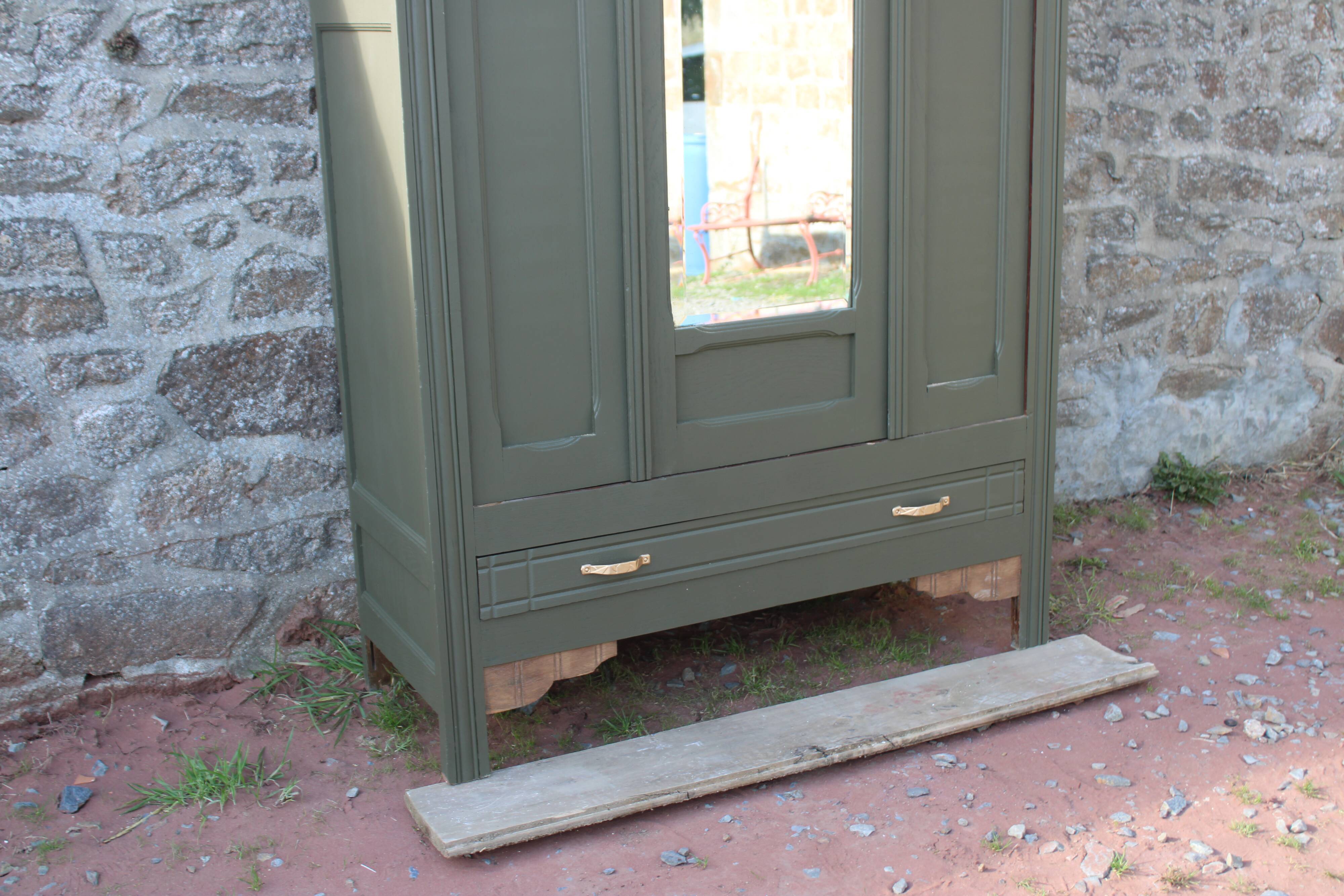 Art Deco wardrobe with three doors – Kaki Barda (Liberon)